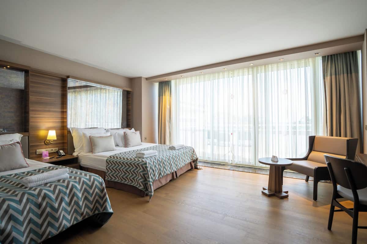 Deluxe Room, Sea View | Premium bedding, free minibar, in-room safe, desk