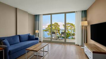 Premium bedding, free minibar, in-room safe, desk