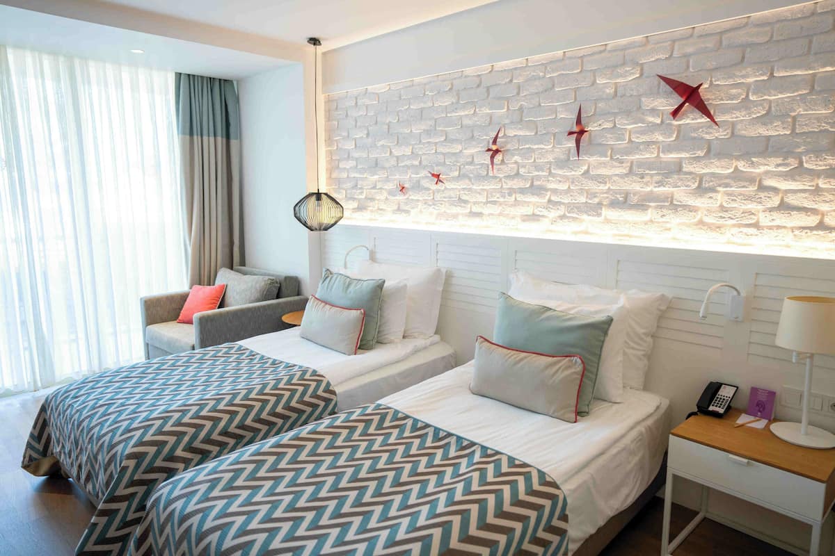 Ropa de cama de alta calidad y minibar con artículos gratuitos