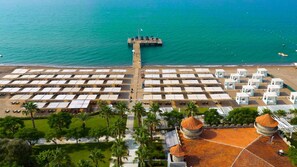 Playa privada, camastros, sombrillas y toallas de playa 