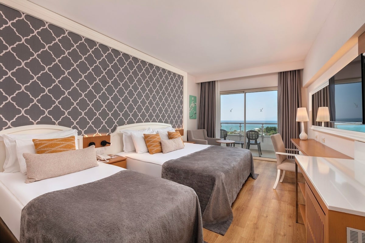 Habitación Deluxe, vistas al mar | Ropa de cama de alta calidad y minibar con artículos gratuitos