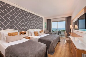 Deluxe kamer, uitzicht op zee | Luxe beddengoed, een gratis minibar, een kluis op de kamer, een bureau