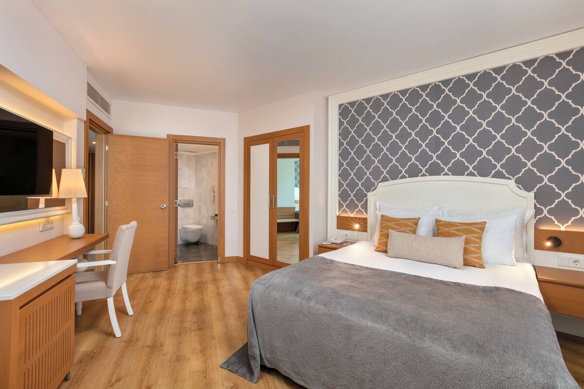 Sengetøy av topp kvalitet, minibar (inkludert) og safe på rommet
