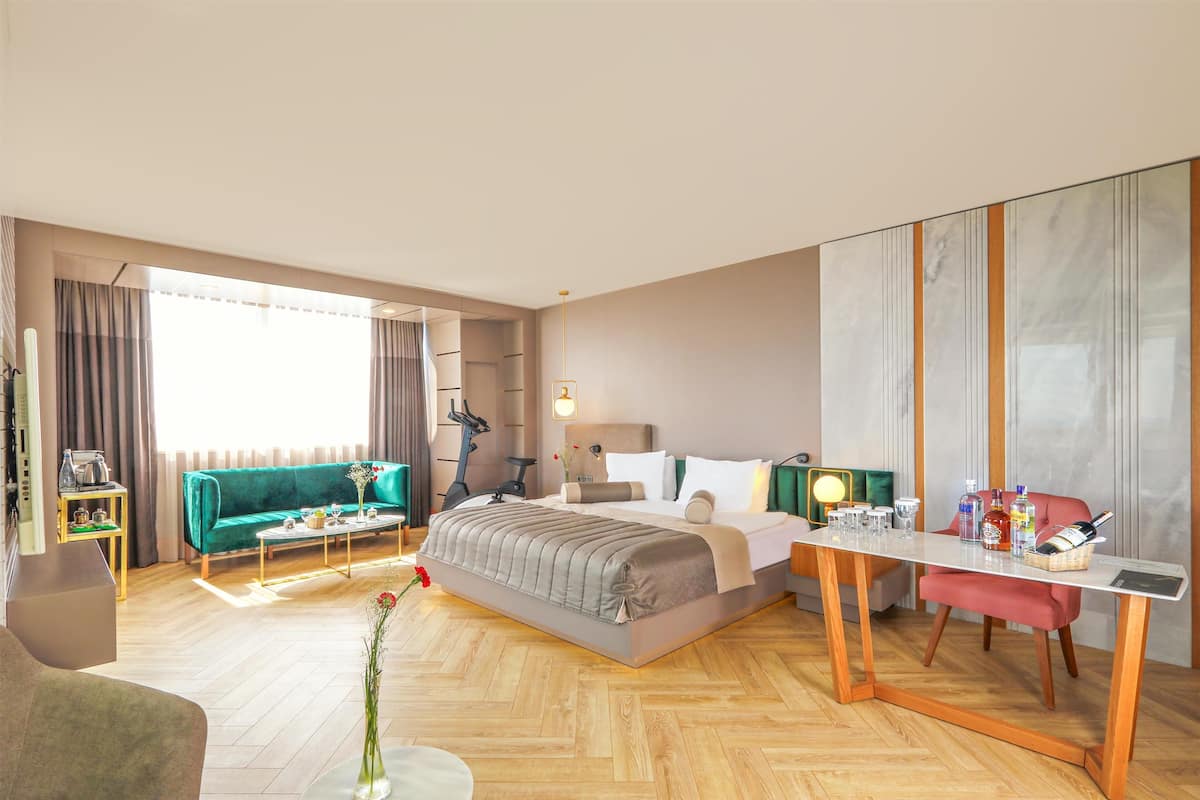 Sky Suites | Hochwertige Bettwaren, kostenlose Minibar, Zimmersafe, Schreibtisch