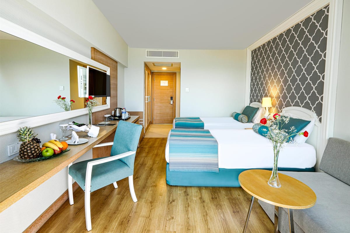 Deluxe-Zimmer | Hochwertige Bettwaren, kostenlose Minibar, Zimmersafe, Schreibtisch