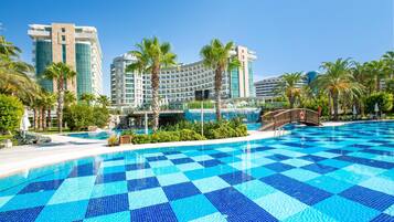 Una piscina techada, 7 piscinas al aire libre, sombrillas