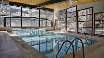 Piscine couverte, piscine extérieure (ouverte en saison)