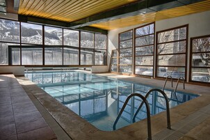 Una piscina techada, una piscina al aire libre de temporada
