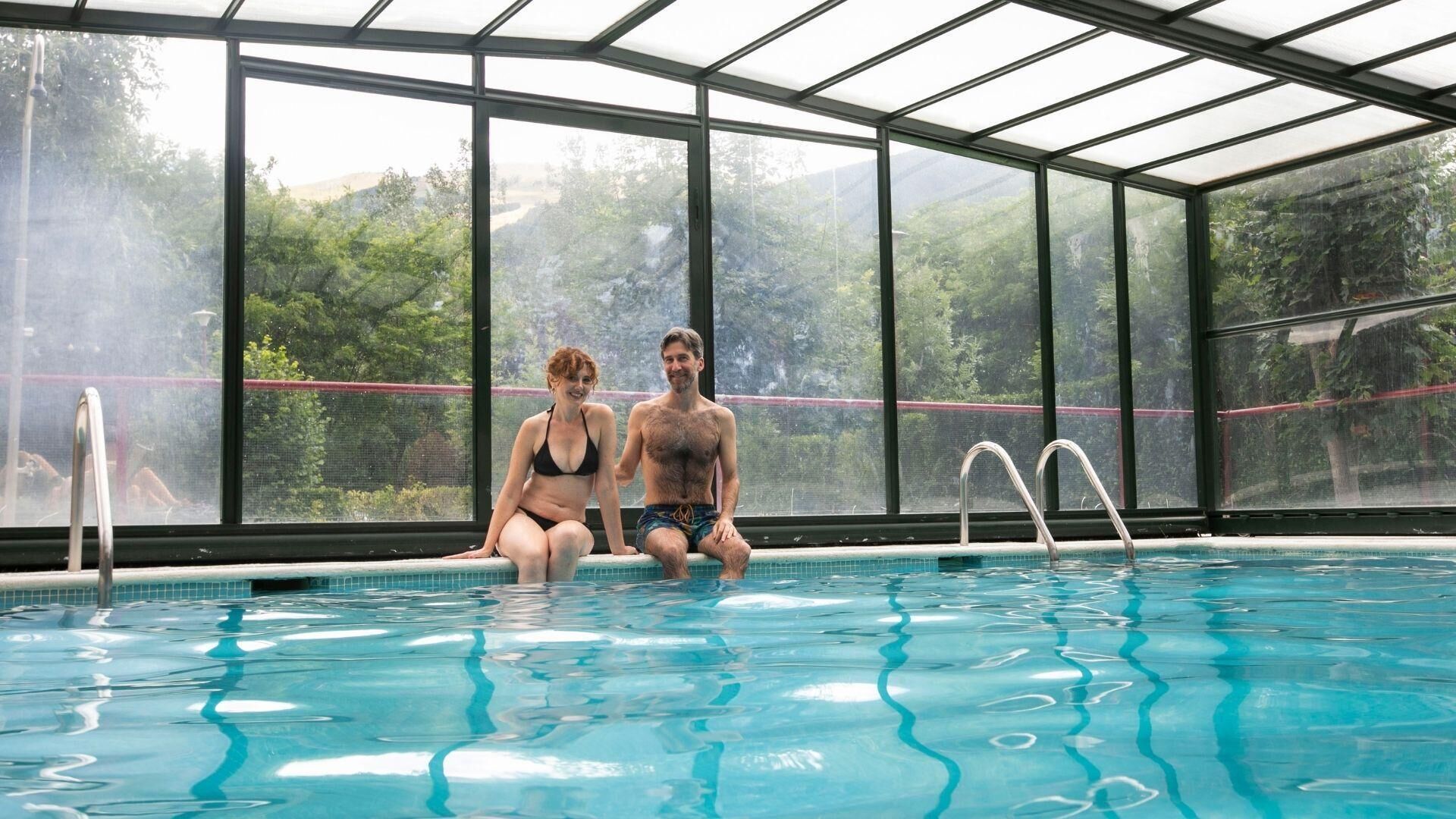 Una piscina techada, una piscina al aire libre de temporada