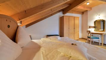 Schreibtisch, Zustellbetten, kostenloses WLAN, Bettwäsche