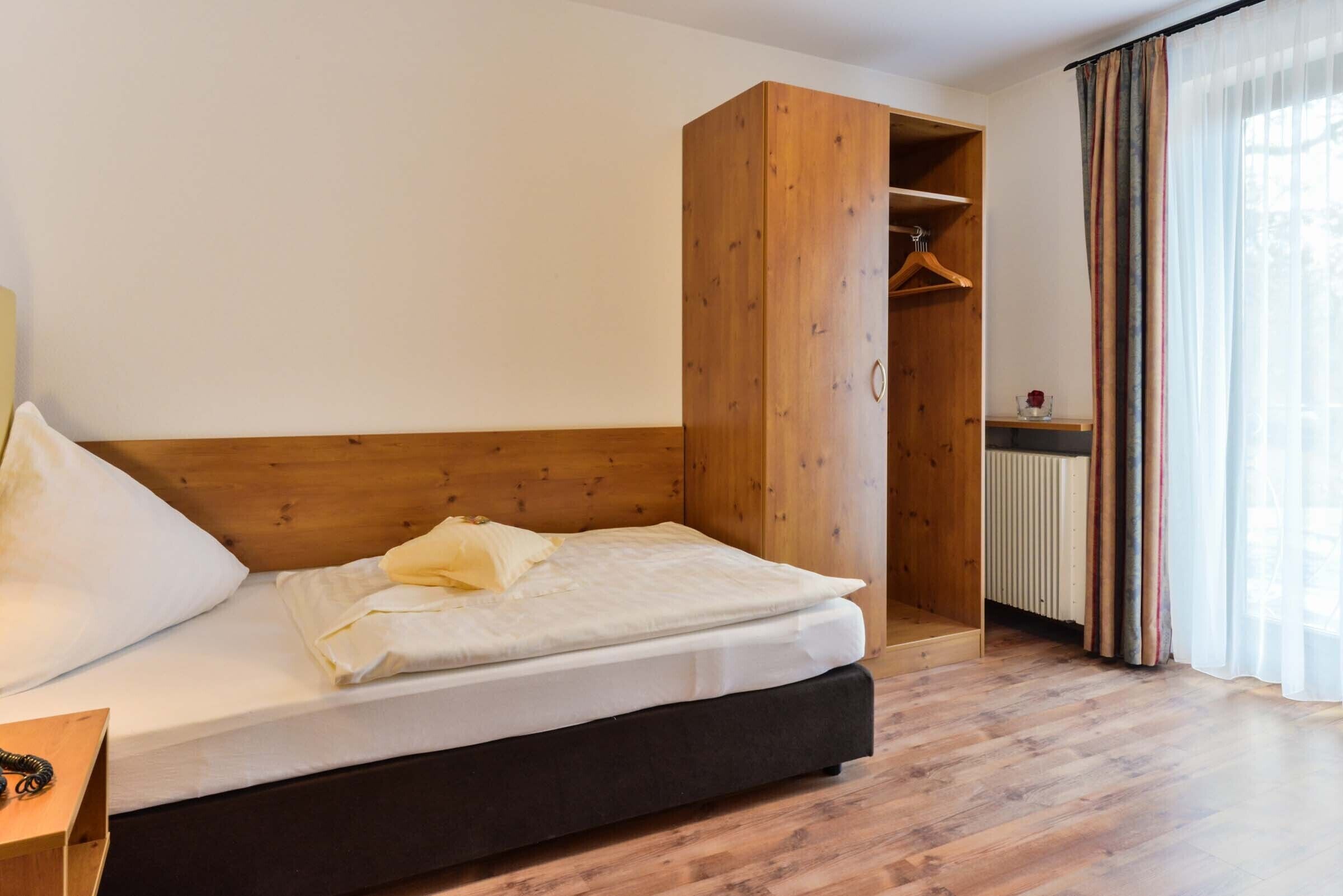 standard single room | desk, rollaway beds, free wifi, bed sheets