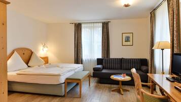 Meja kerja, tempat tidur lipat/tambahan, Wi-Fi gratis, dan seprai linen