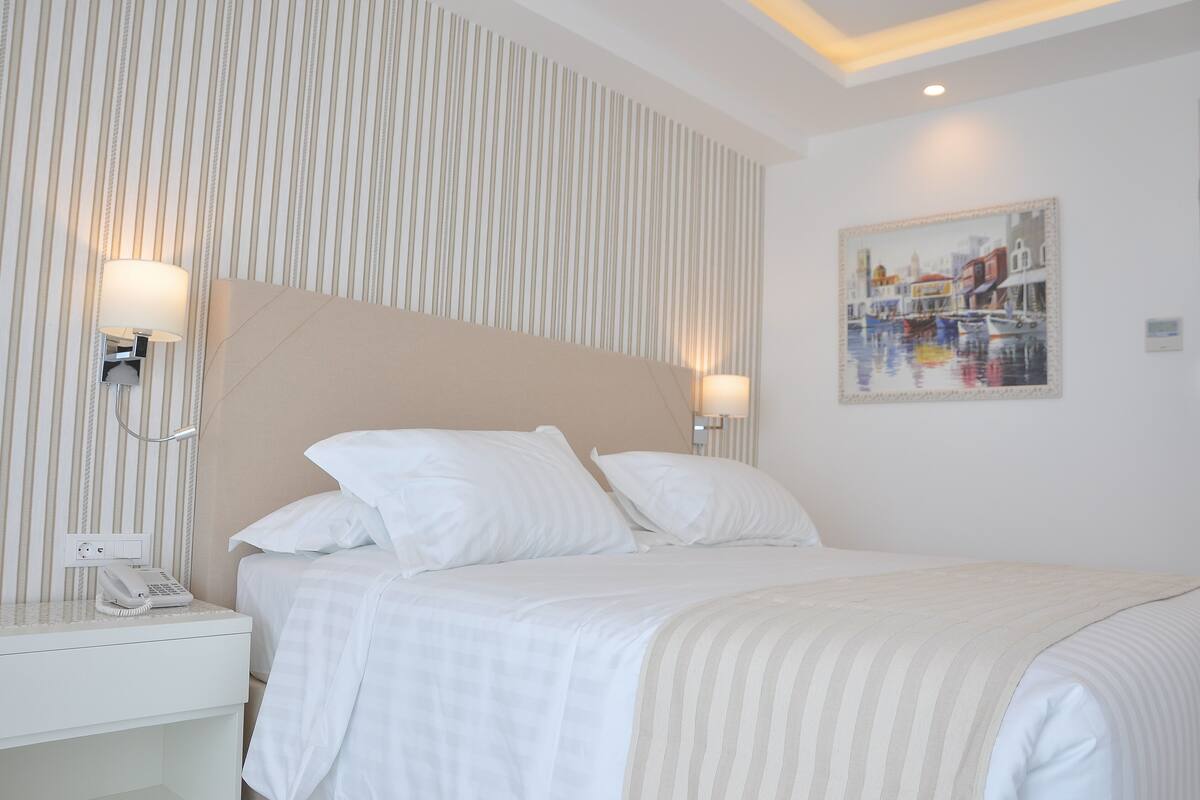 Minibar, in-room safe, blackout drapes, soundproofing