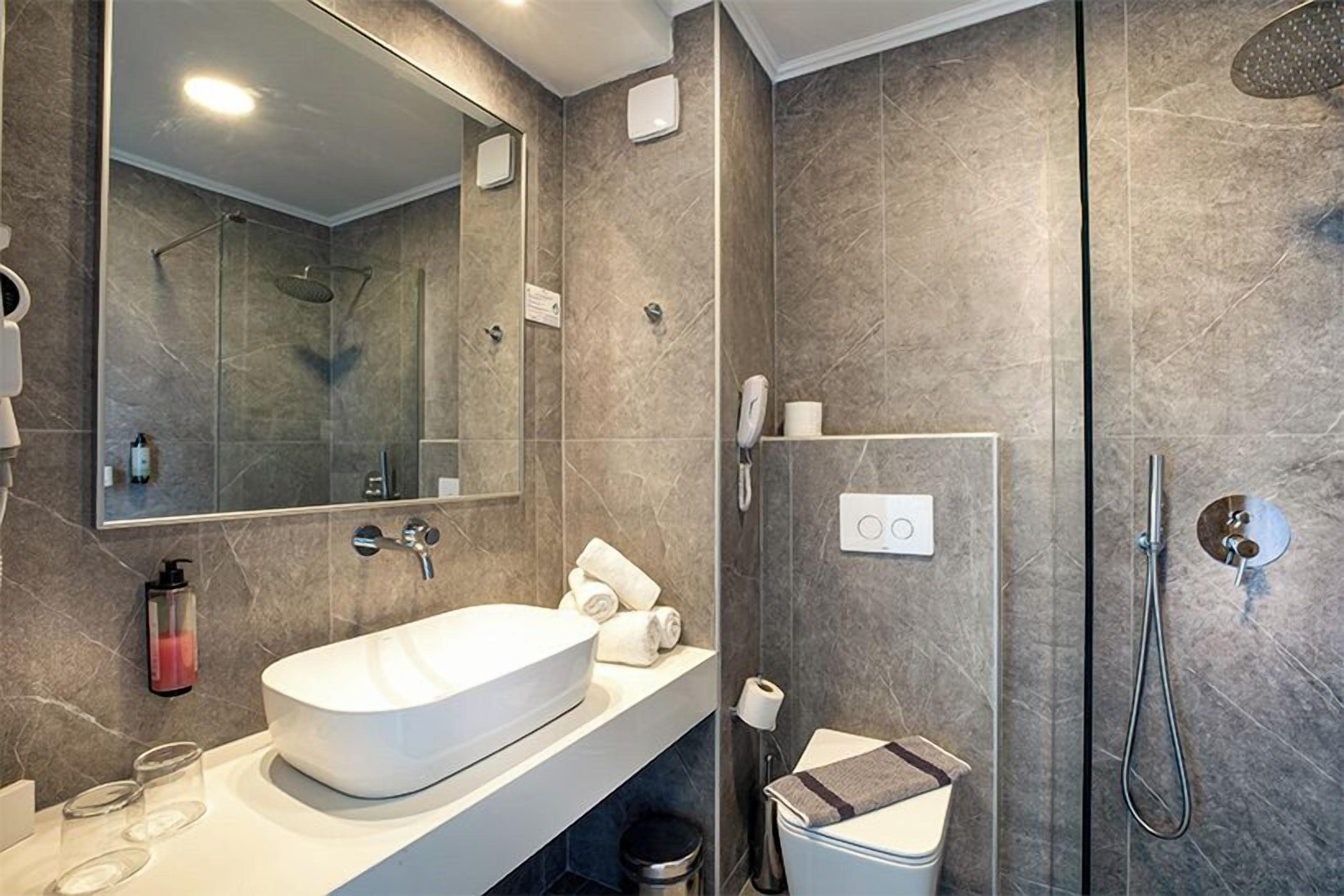Deluxe Suite (with Sharing Pool) | Bathroom | Deep-soaking bathtub, rainfall showerhead, free toiletries, hair dryer