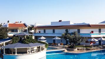 Een buitenzwembad, een infinity pool, parasols voor strand/zwembad