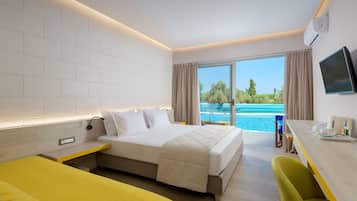 Deluxe Double Room (with Sharing Pool) | Desk, laptop workspace, blackout drapes, soundproofing