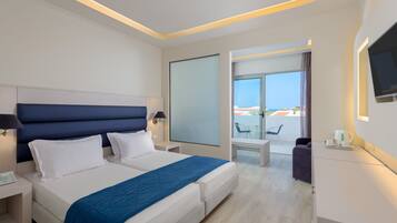 Superior-Doppel- oder -Zweibettzimmer | Schreibtisch, laptopgeeigneter Arbeitsplatz, VerdunkelungsvorhÀnge