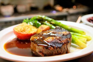 4 restaurantes, se sirven desayunos, comidas y cocina internacional