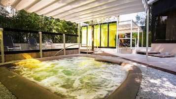 Tina de hidromasaje al aire libre