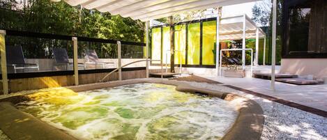 Bain à remous extérieur