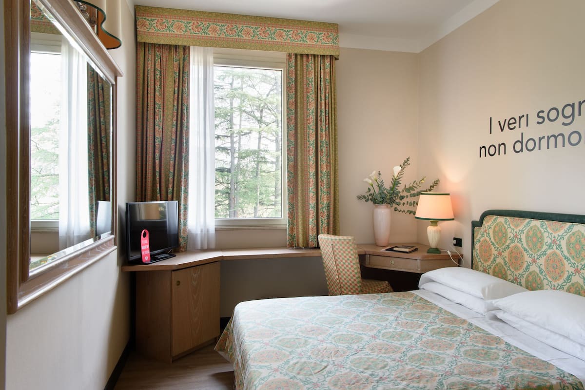 Premium bedding, down comforters, minibar, in-room safe