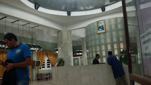 A lobby with a circular ceiling, marble columns, and a reception desk. - Tagadirt Appart-Hotel (Agadir)