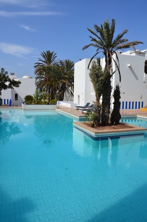 Piscina externa, funciona das 9h às 18h, espreguiçadeiras