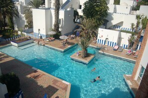 Outdoor pool, open 9:00 AM to 6:00 PM, pool loungers - Tagadirt Appart-Hotel (Agadir)