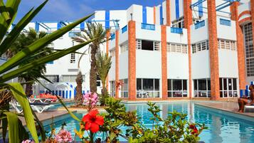 Piscina externa, funciona das 9h às 18h, espreguiçadeiras