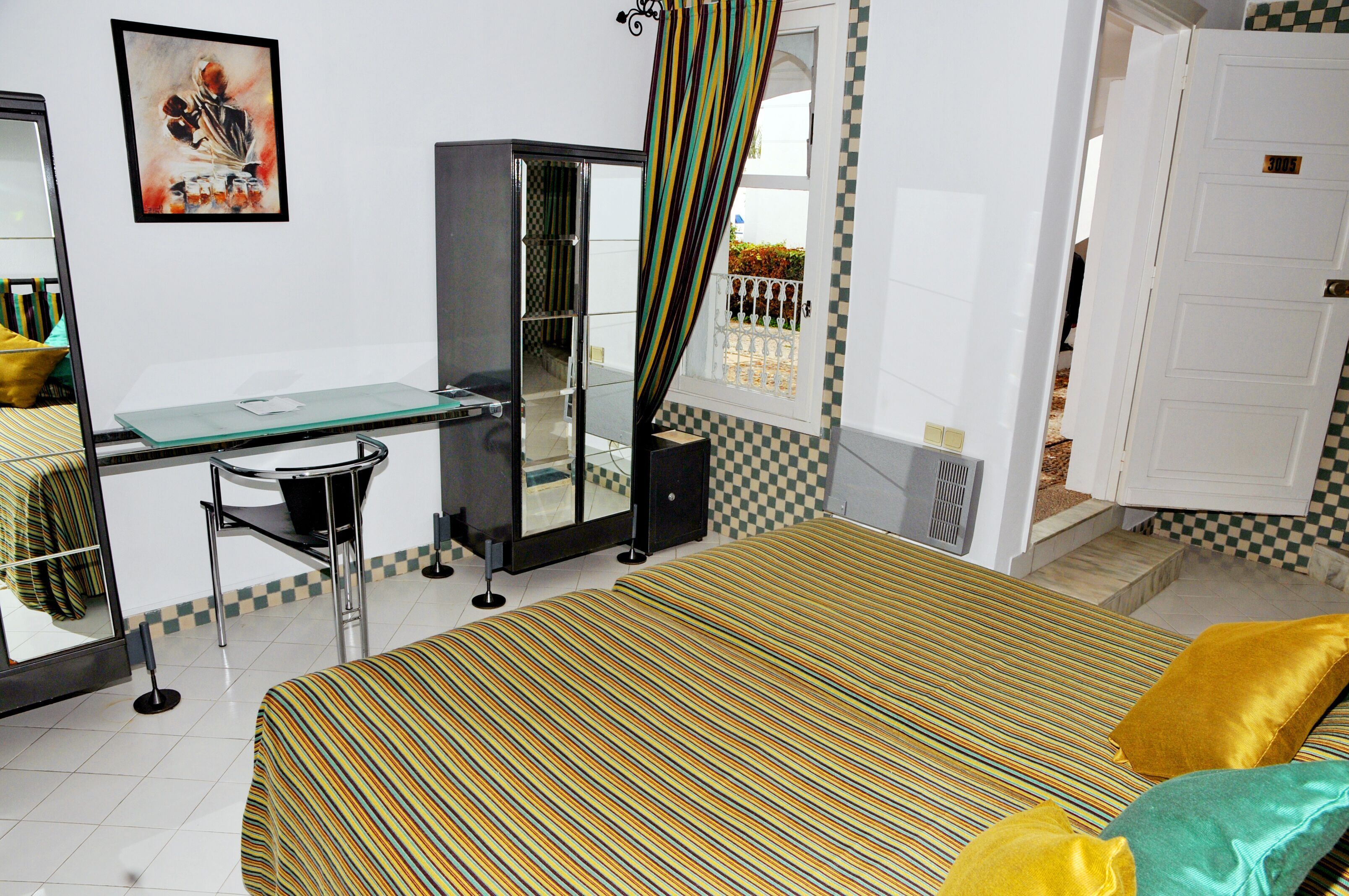 Decoración individual y espacio para trabajar con un portátil