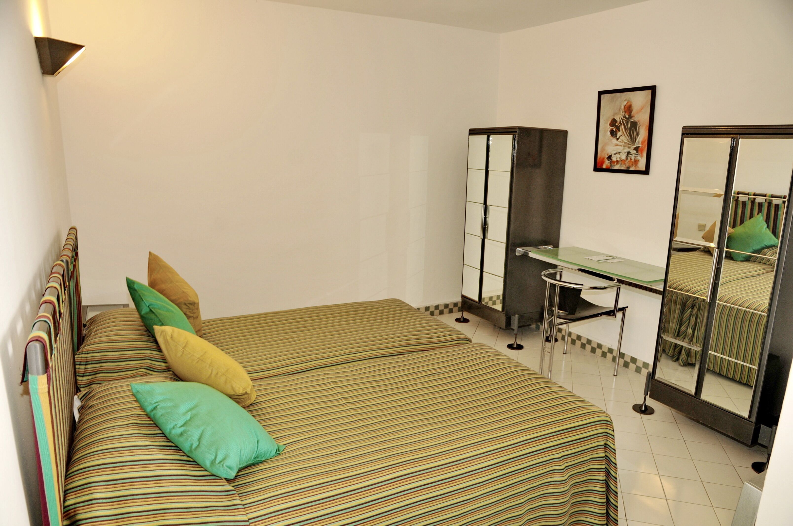 Decoración individual y espacio para trabajar con un portátil