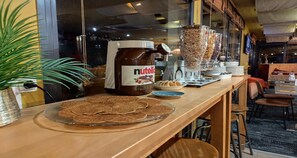 Tägliches Frühstücksbuffet (18 EUR pro Person)