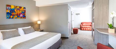 Minibar, caja de seguridad en la habitación y decoración personalizada