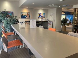 32–tuumainen televisio, jossa digitaalikanavat