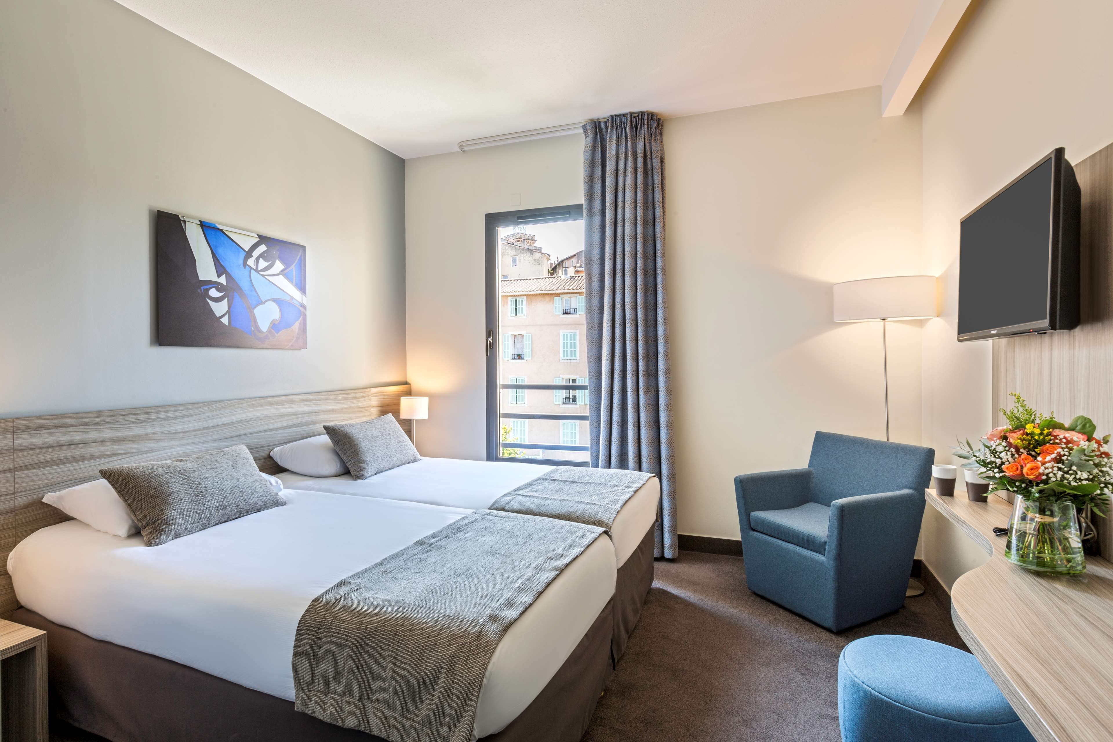 superior room, 1 king bed, non smoking (twin bed on request) | minibar, in-room safe, individually decorated, individually furnished