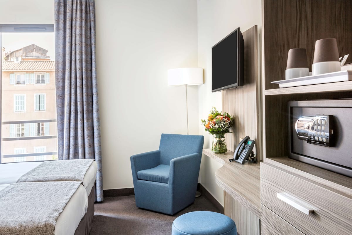 superior room, 1 king bed, non smoking (twin bed on request) | minibar, in-room safe, individually decorated, individually furnished