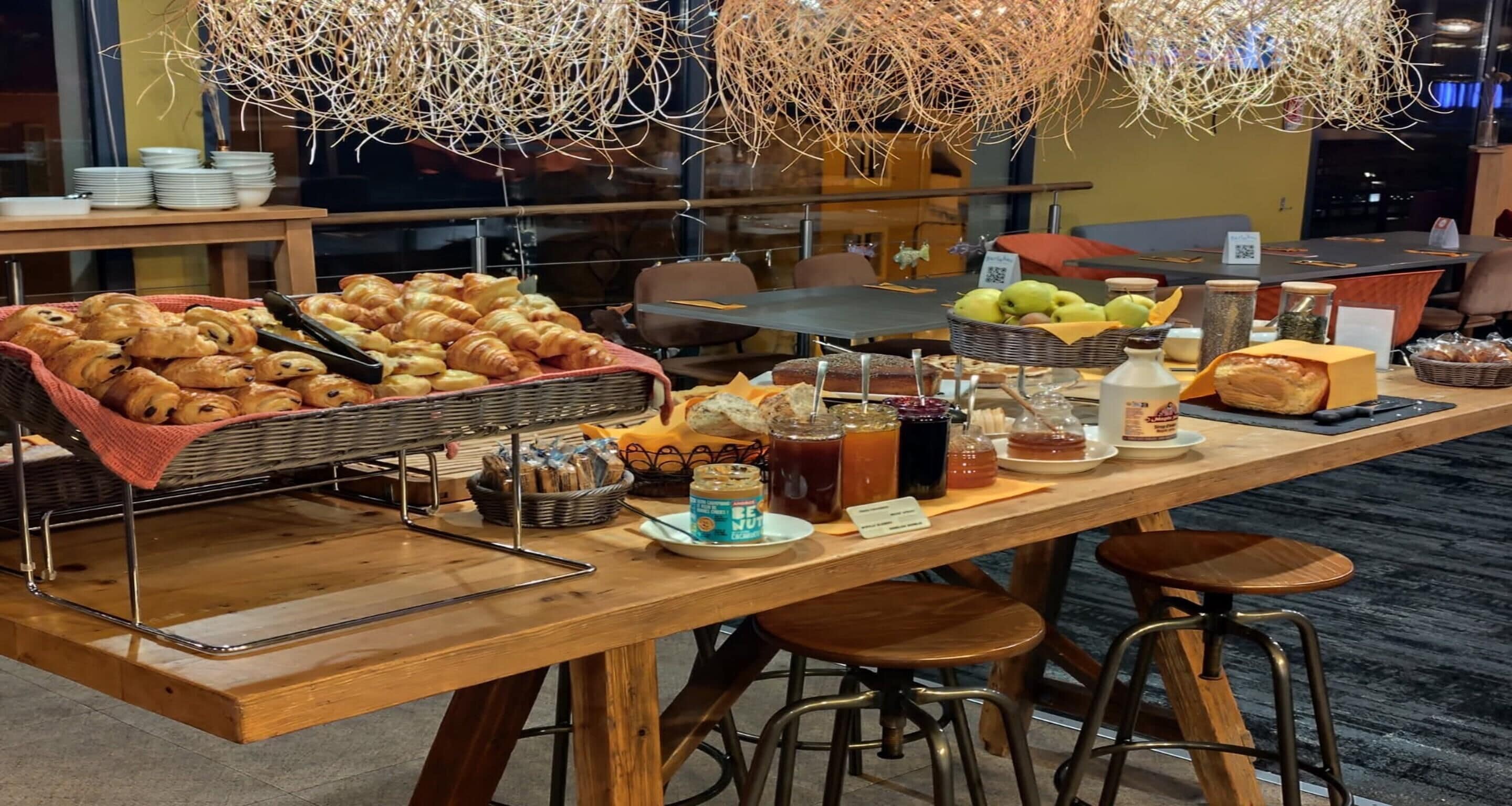 Desayuno buffet (EUR 18 por persona) 