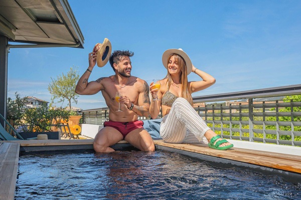 Outdoor spa tub