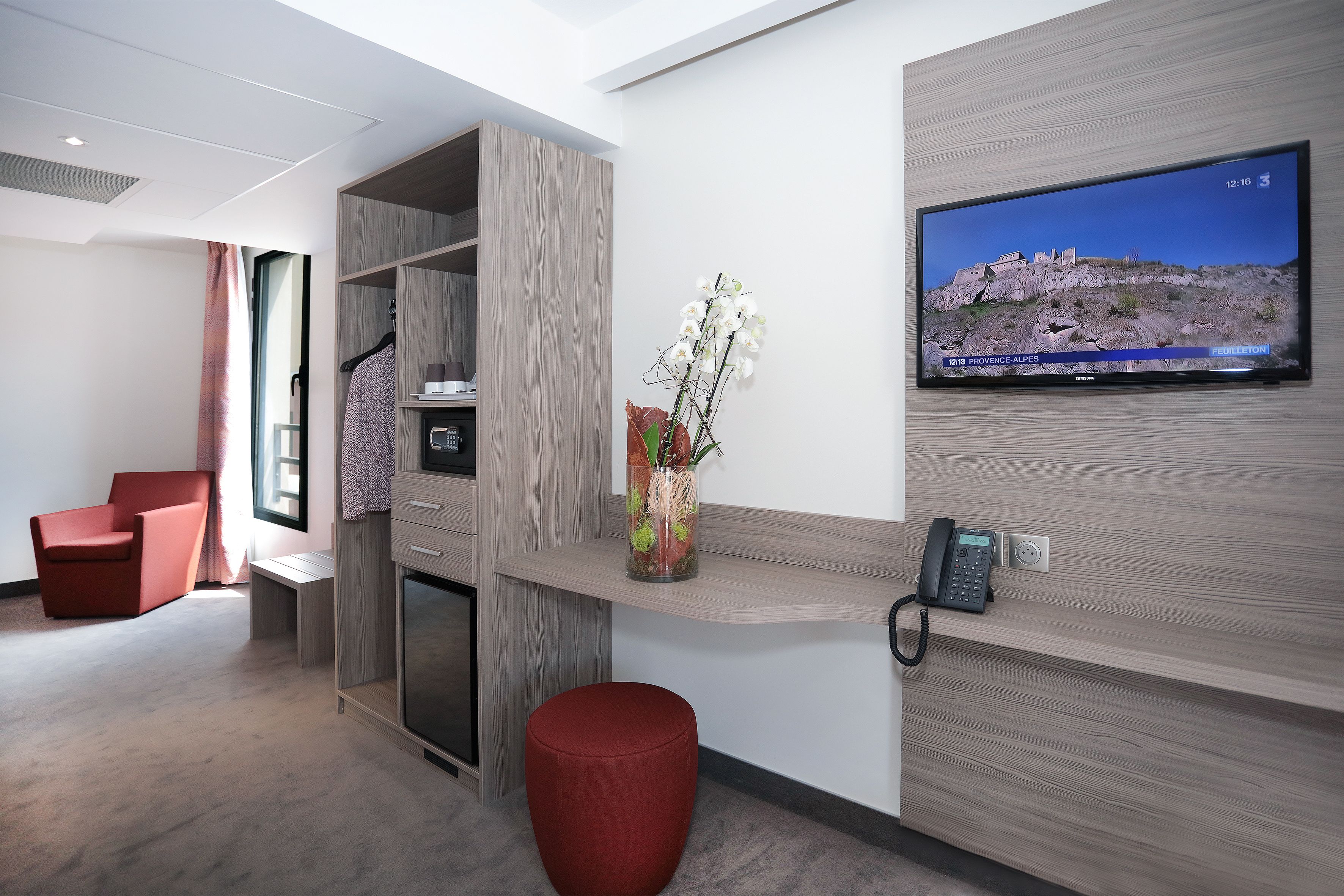 minibar, in-room safe, individually decorated, individually furnished