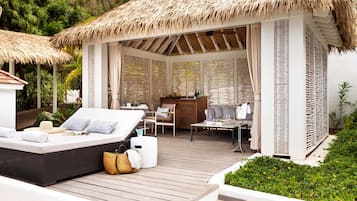 Alberca al aire libre y camastros