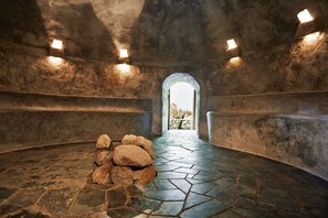 Dampbad, kropsbehandlinger, hydroterapi, aromaterapi, hot stone-massage