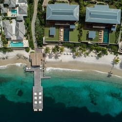 Na praia, espreguiçadeiras, guarda-sóis, toalhas de praia