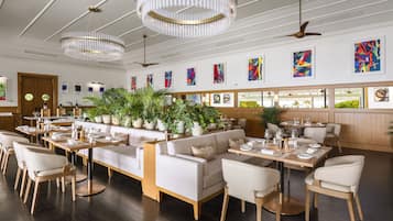 Desayuno a la carta (USD 48.00 por persona)