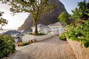 Egyptian cotton sheets, premium bedding, pillowtop beds, minibar