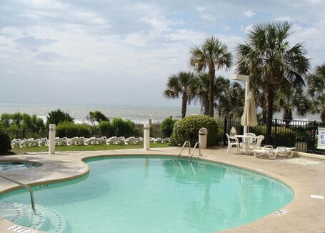 Schooner II Beach and Racquet Club - Image 3