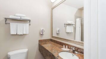 Badewanne und Dusche (separat), kostenlose Toilettenartikel