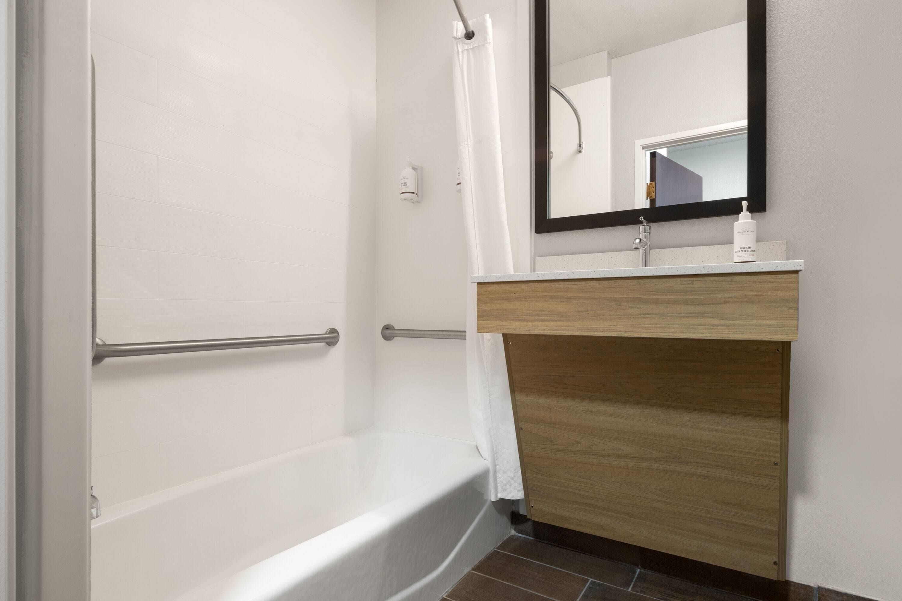 Photo - Baymont by Wyndham Savannah/Garden City