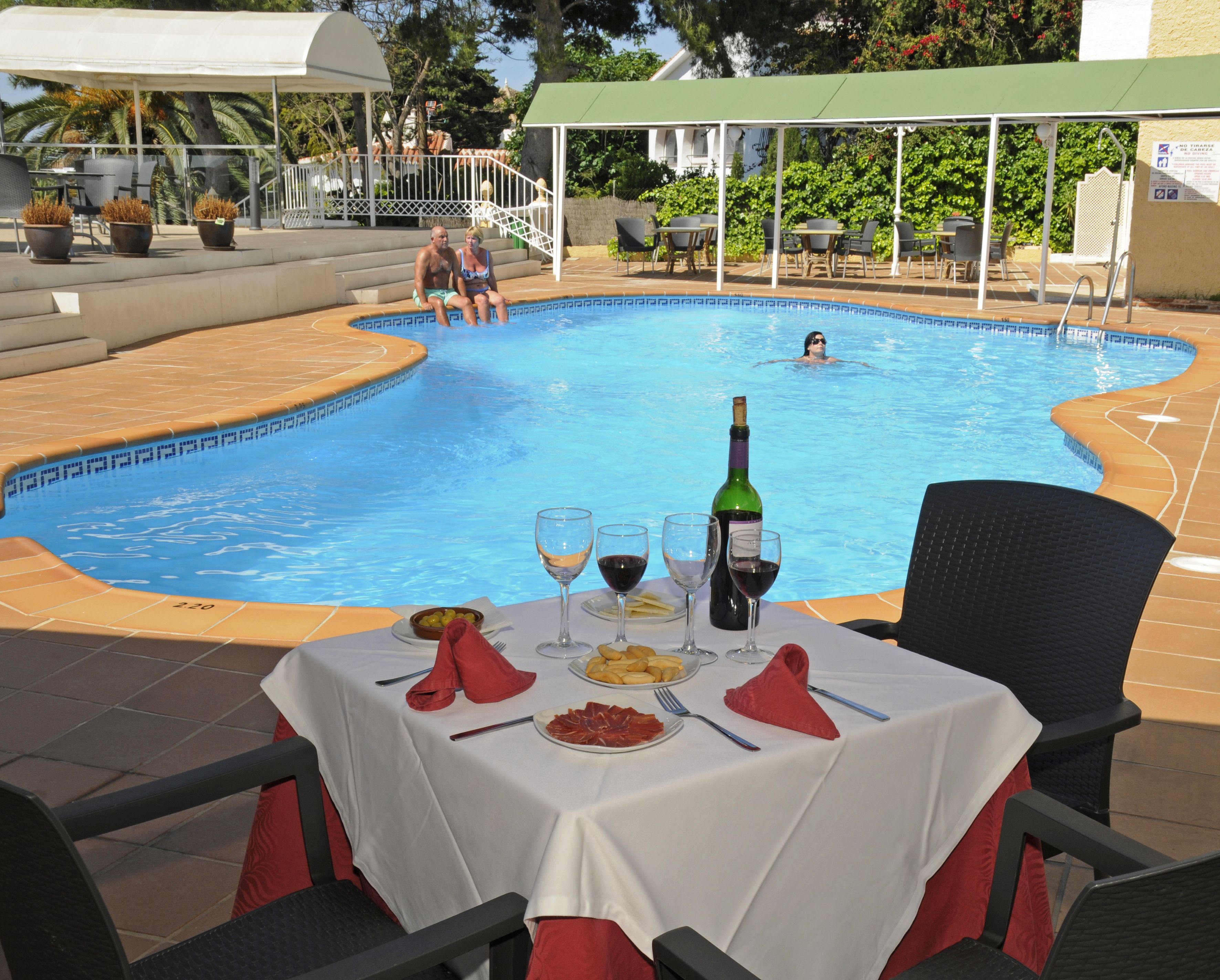 Piscine extérieure, chaises longues