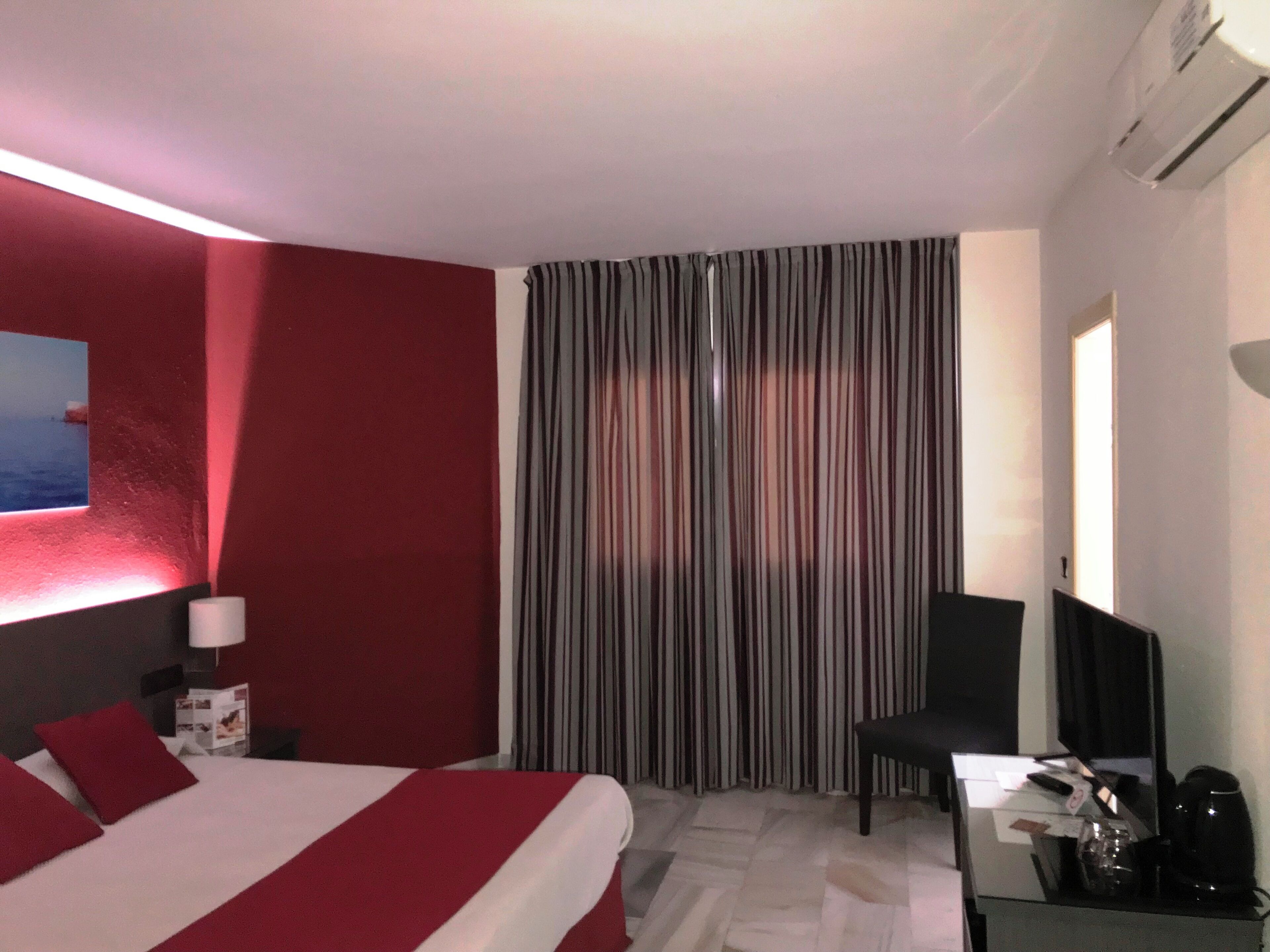 Habitación doble económica (Free Spa) | Escritorio, cortinas blackout, cunas y wifi gratis 