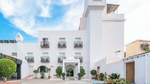 A white building with multiple balconies and a central entrance. - Nerja Club by Dorobe (Nerja)